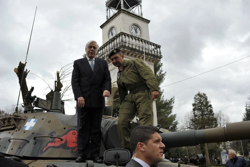 Στα…άρματα ο Προκόπης Παυλόπουλος! Ανέβηκε σε τανκ στα Γιάννενα-Δείτε το βίντεο